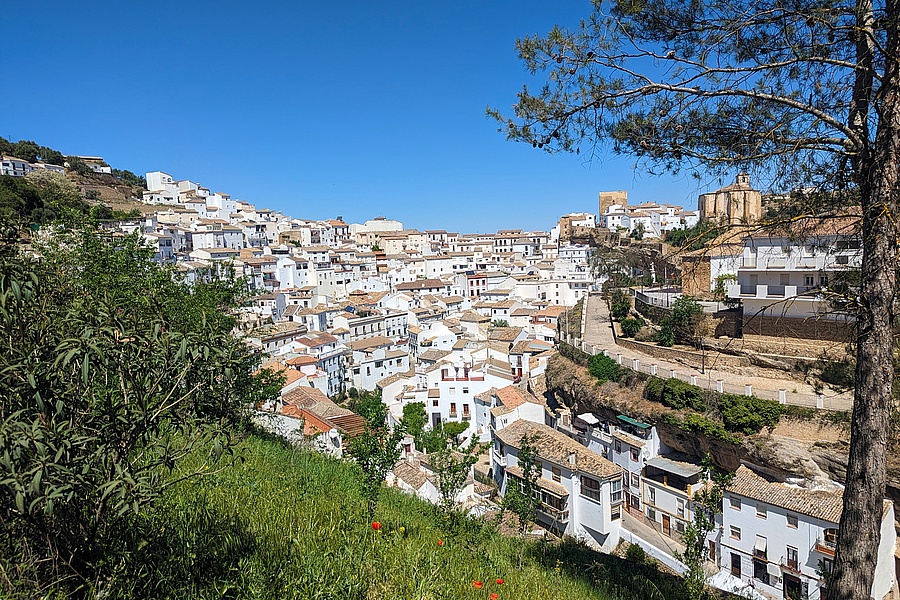 Andalusien: Blick auf Setenil de las Bodegas